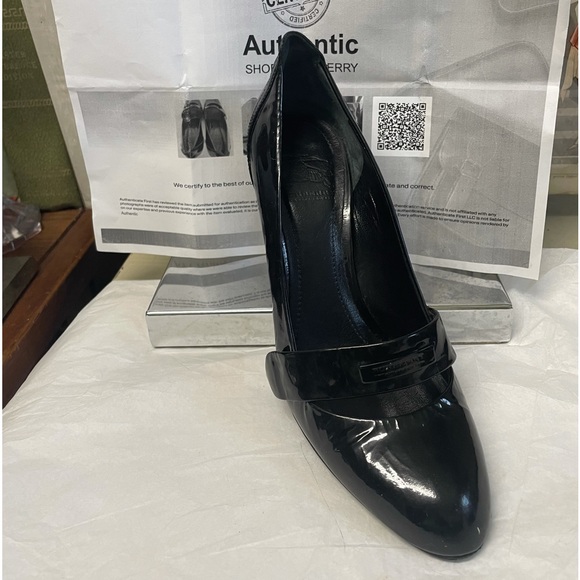 Authentic Burberry Pumps - Picture 2 of 15